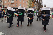 Walking Pints von Guinness auf der Straße (©Foto. Martin Schmitz)